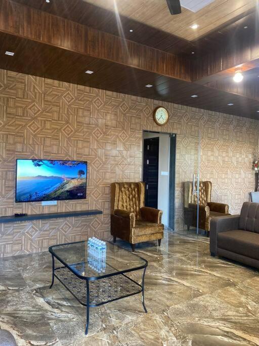 Mount Resorts Lonavala 5 Bhk Luxurious Villa With Private Pool And Full Size Cricket Football Turf Bagian luar foto